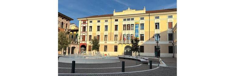 Immagine: Municipio e fontana